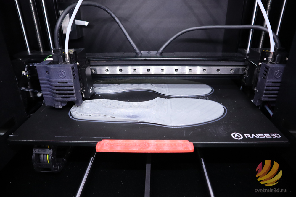 Процесс печати стелек на 3D принтере Raise3D E2 Процесс печати стелек на 3D принтере Raise3D E2